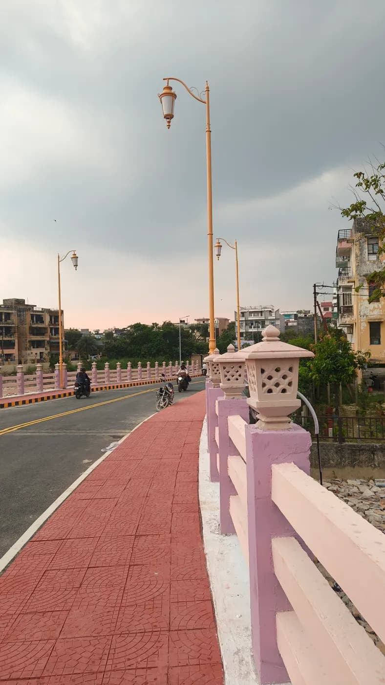 Taramandal Bridge — footpath and railing, site photograph