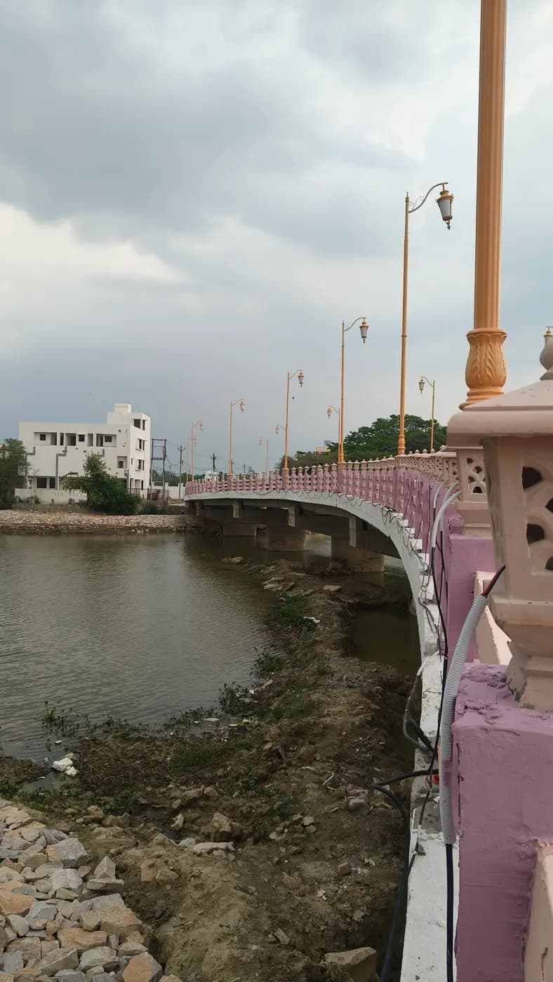 Taramandal Bridge — bridge edge along the water, site photograph
